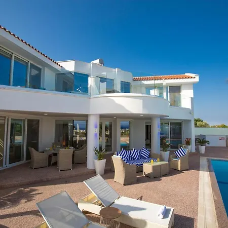 Villa 113 *